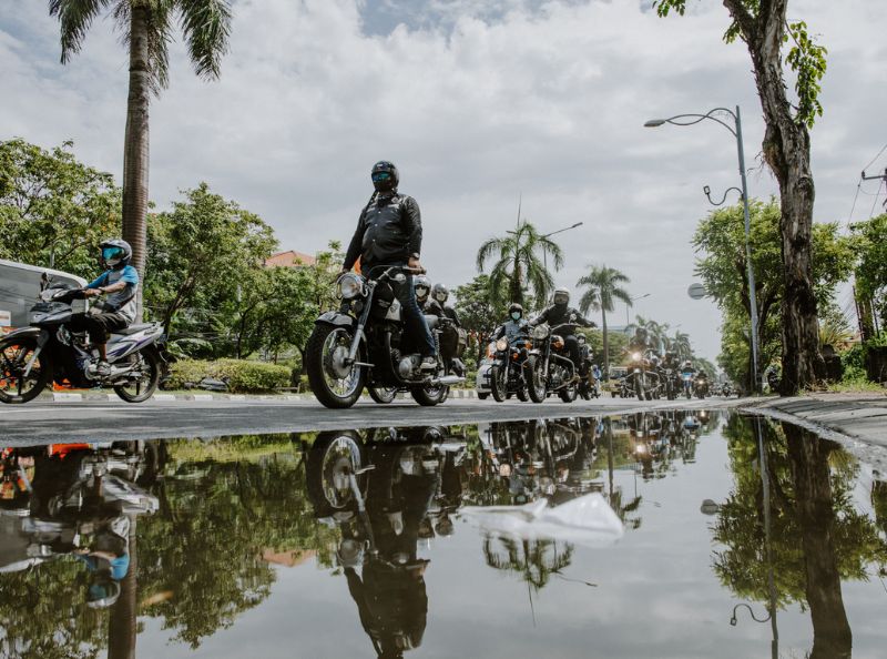 Mimpi Naik Motor Kehujanan: Simbolisme dan Interpretasi
