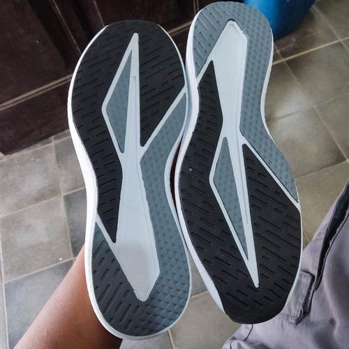 Memahami Arti Outsole Sepatu: Fondasi Performa dan Ketahanan