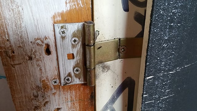 Memahami Makna Tersembunyi di Balik Mimpi Pintu Kamar Mandi Rusak