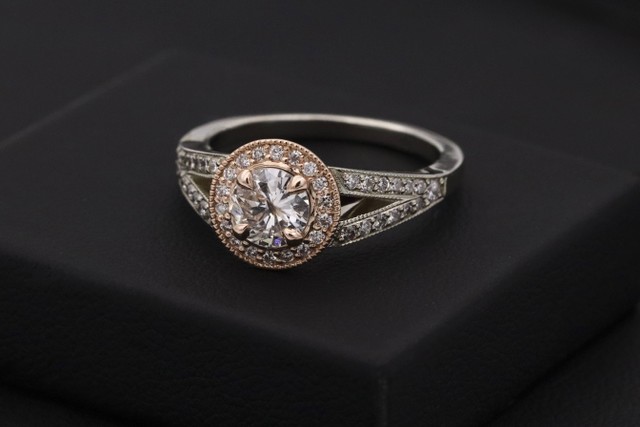 Cincin Pengikat: Simbol Ikatan dan Komitmen Abadi