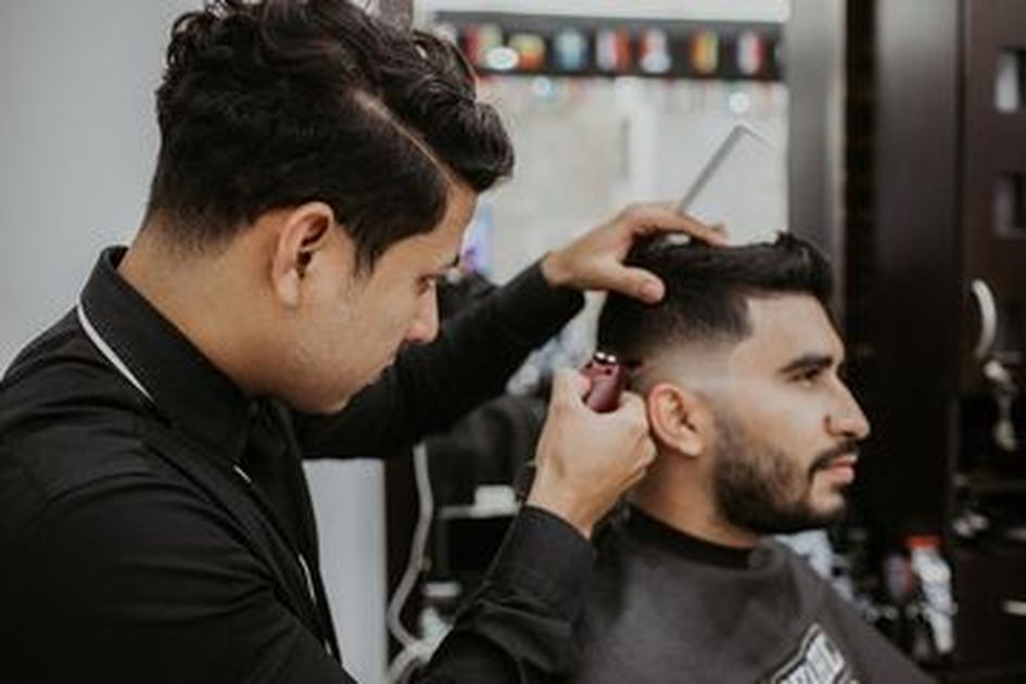 Memahami Mimpi Memotong Rambut Orang Lain: Interpretasi dan Maknanya