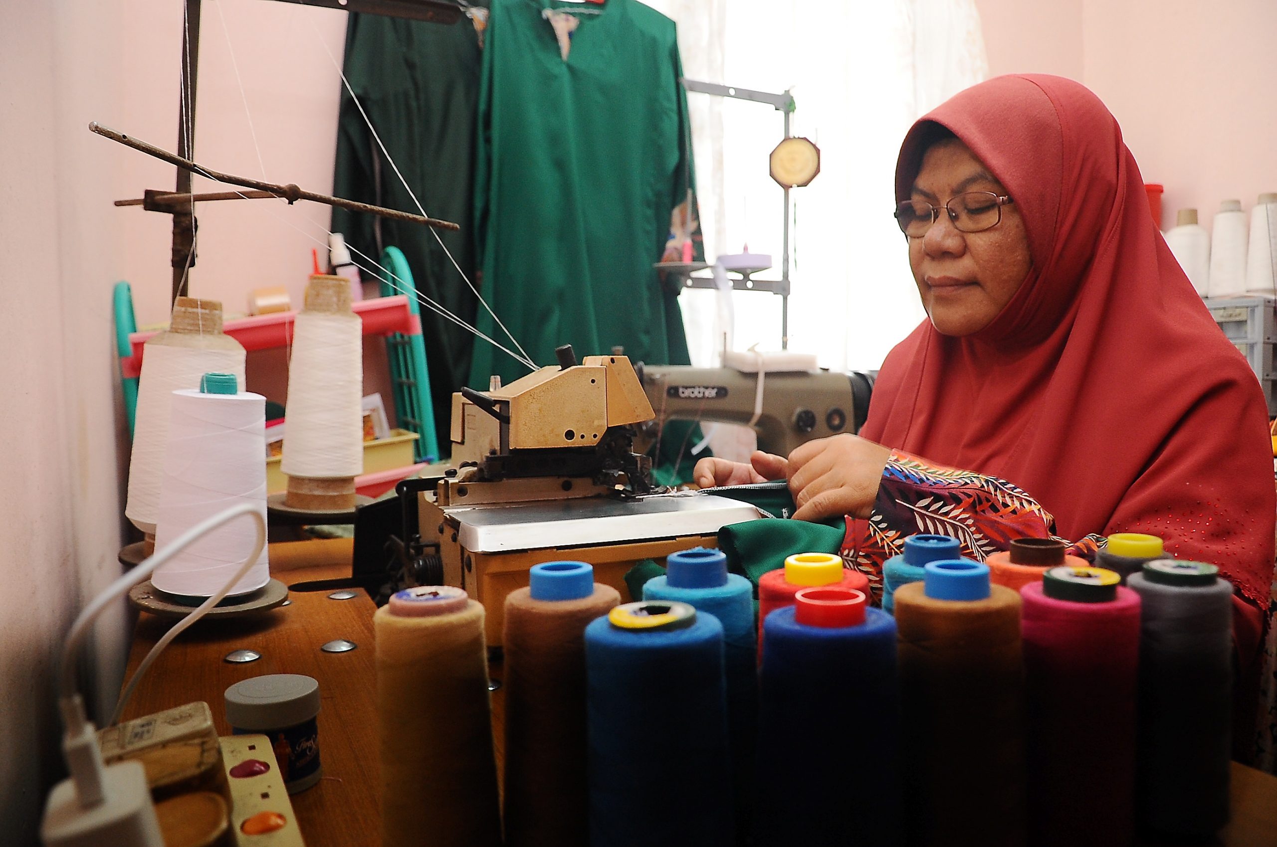 Menelisik Makna Mimpi Menjahitkan Baju ke Tukang Jahit