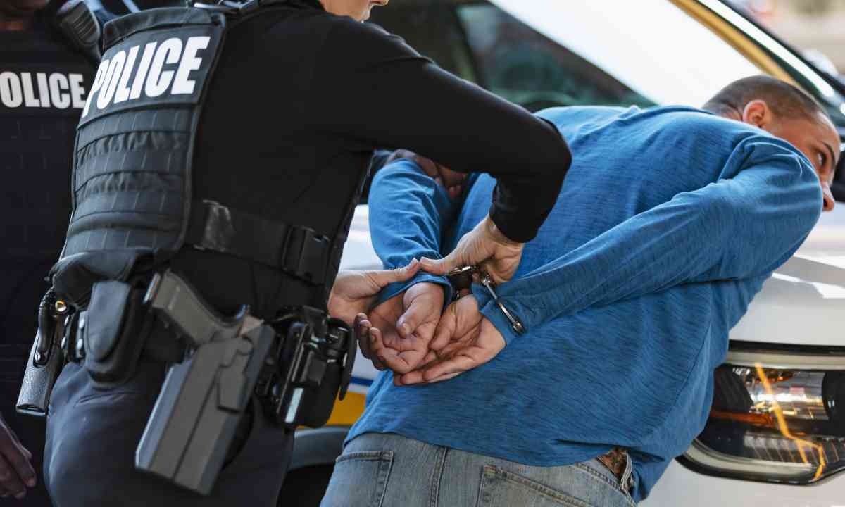Mimpi Ditangkap Polisi: Makna, Simbolisme, dan Angka