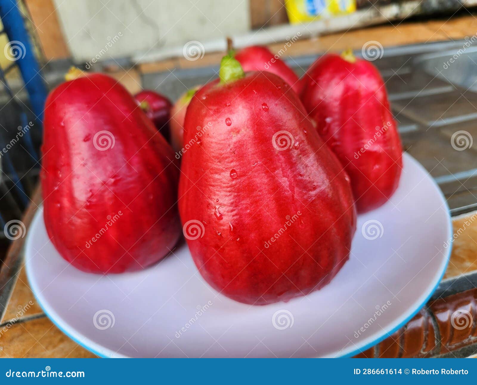 Memahami Mimpi Makan Jambu Air Merah: Makna dan Interpretasi