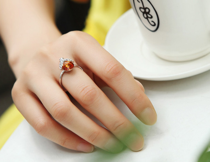 Memahami Makna Mimpi Memakai Cincin di Jari Tengah